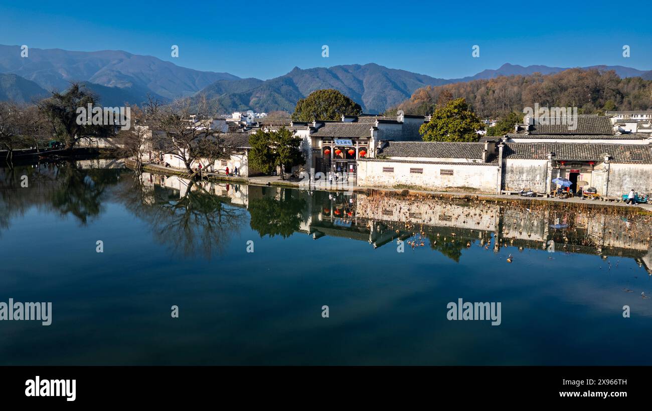 Aérien du village historique de Hongcun, site du patrimoine mondial de l'UNESCO, Huangshan, Anhui, Chine, Asie Banque D'Images