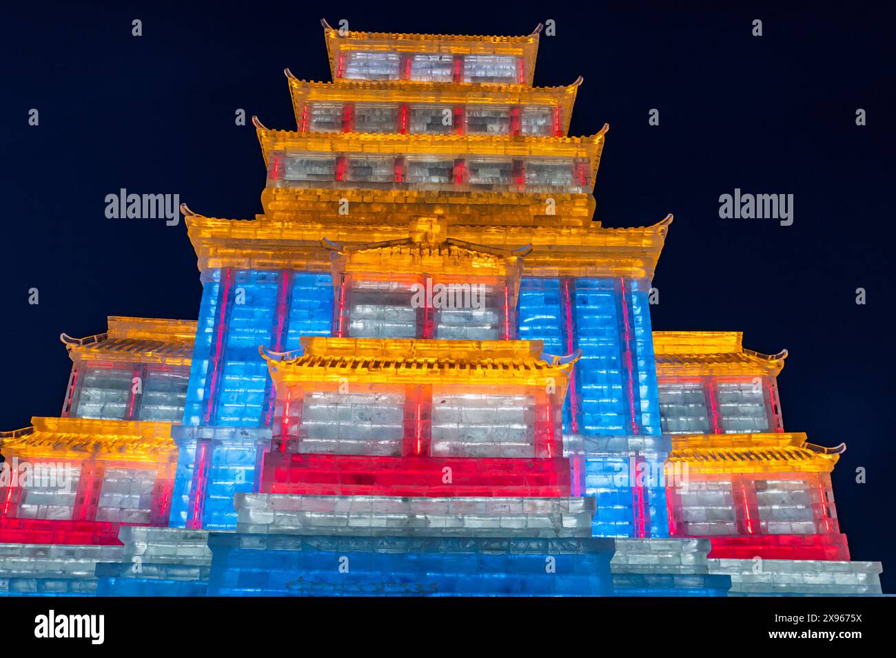 Bâtiments illuminés faits de glace, festival international de sculpture de glace et de neige, Harbin, Heilongjiang, Chine, Asie Banque D'Images