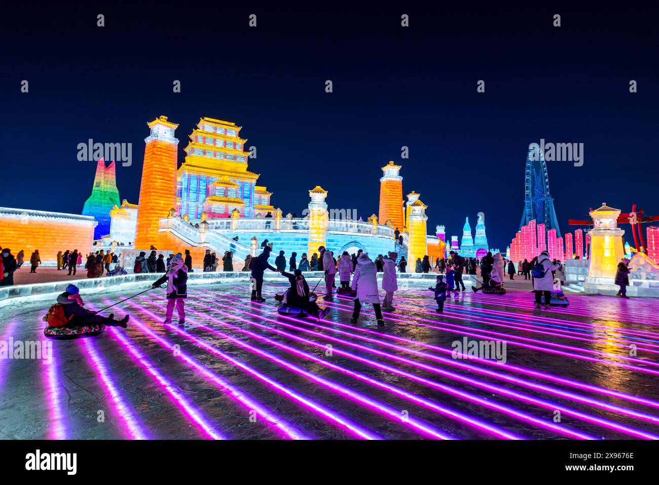 Bâtiments illuminés faits de glace, festival international de sculpture de glace et de neige, Harbin, Heilongjiang, Chine, Asie Banque D'Images