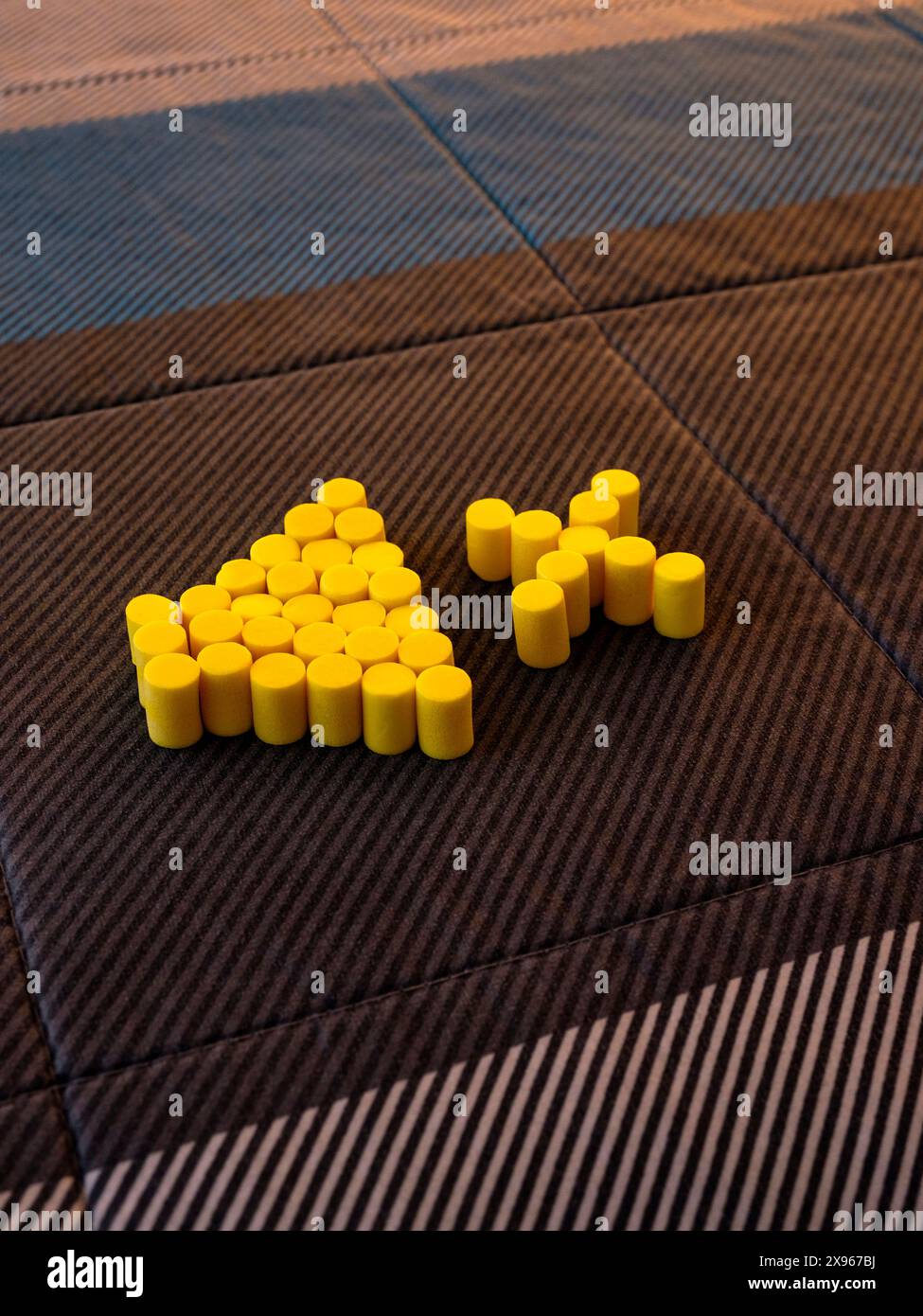 Le bouchon d'oreille est un excellent outil pour supprimer le bruit ambiant et réduire les sons supplémentaires. Il fonctionne comme bouton de sourdine à une certaine étendue pour avoir un sommeil paisible. Banque D'Images