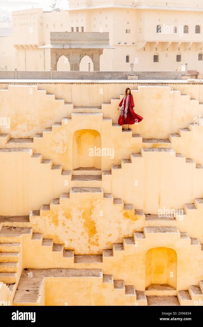 Femme en vêtement rouge à Panna Meena ka Kund, Jaipur, Rajasthan, Inde, Asie Banque D'Images