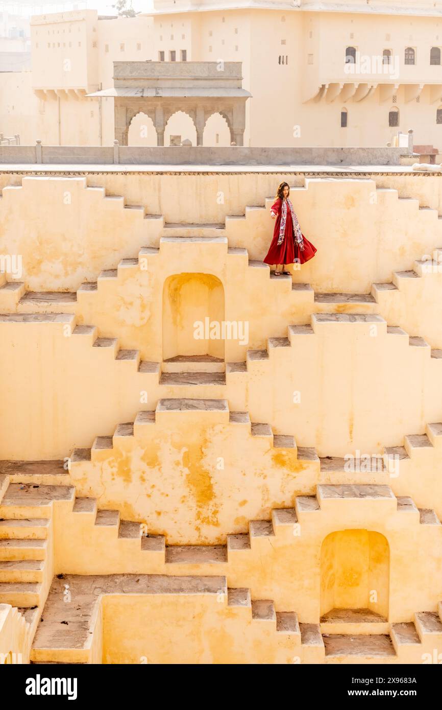 Femme en vêtement rouge à Panna Meena ka Kund, Jaipur, Rajasthan, Inde, Asie Banque D'Images Femme en vêtement rouge à Panna Meena ka Kund, Jaipur, Rajasthan, Inde, Asie Banque D'Images