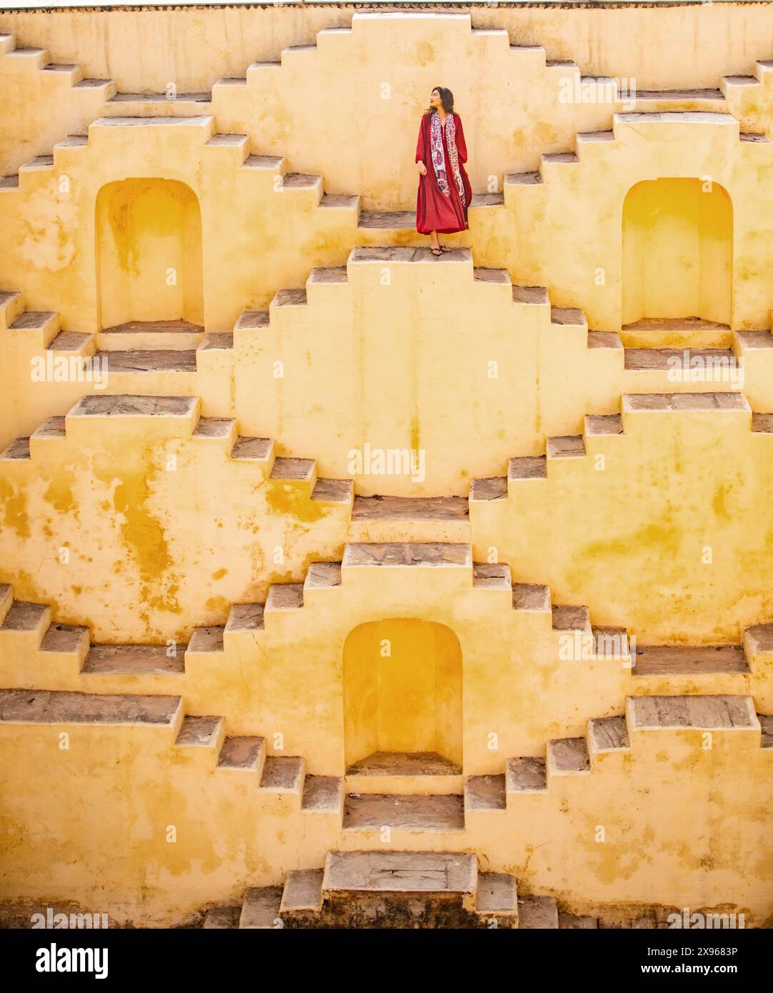 Femme en vêtement rouge à Panna Meena ka Kund, Jaipur, Rajasthan, Inde, Asie Banque D'Images