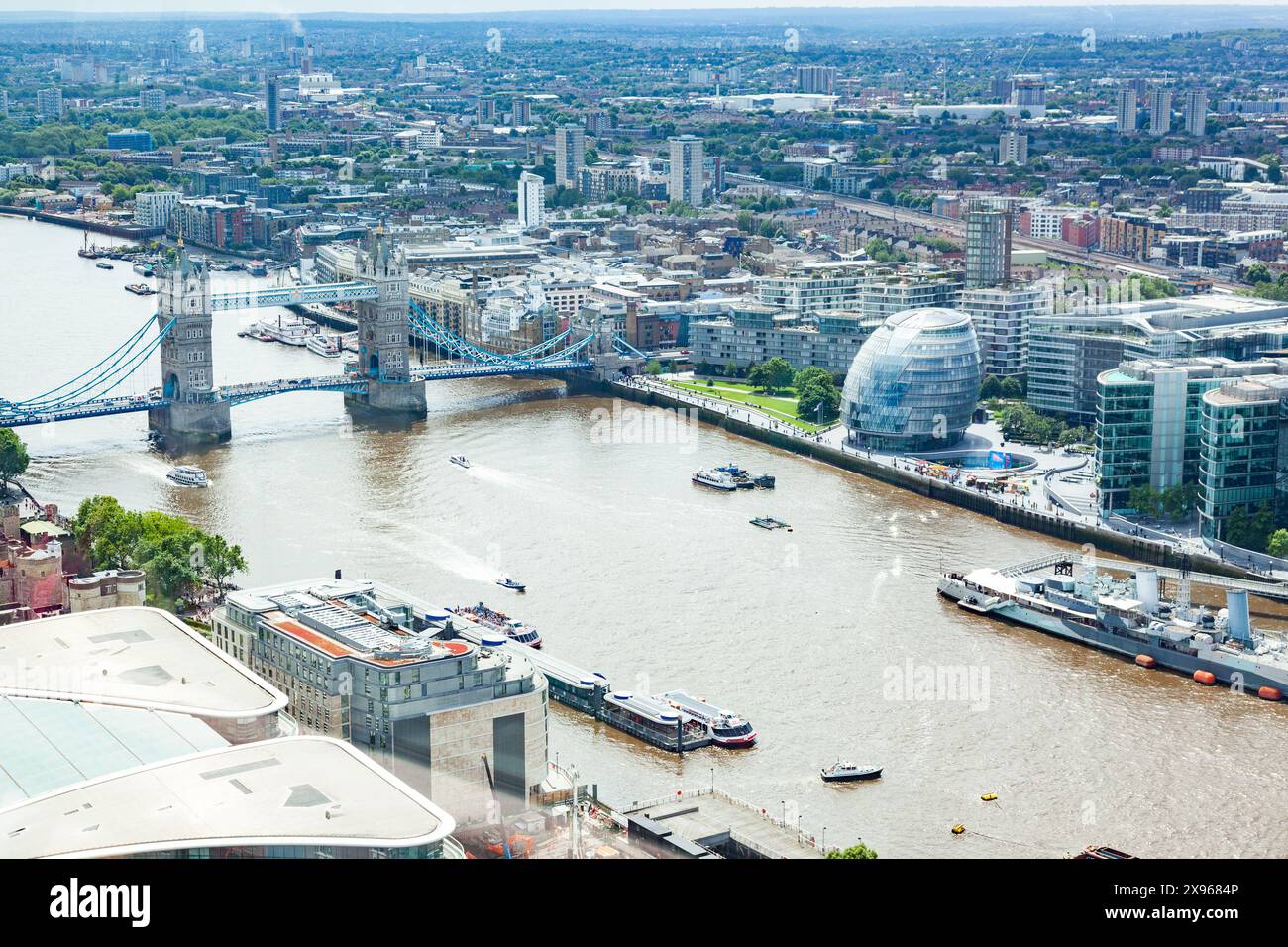 Vue aérienne du sud de Londres avec Tower Bridge, et la Tamise, Londres, Angleterre, Royaume-Uni, Europe Banque D'Images