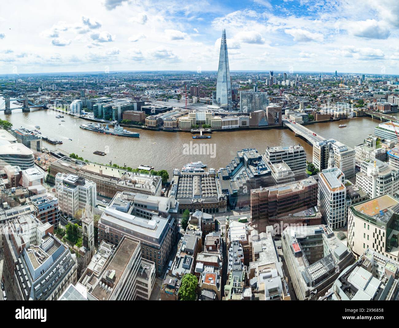 Vue aérienne du sud de Londres, y compris London Bridge, le gratte-ciel Shard et la Tamise, Londres, Angleterre, Royaume-Uni, Europe Banque D'Images