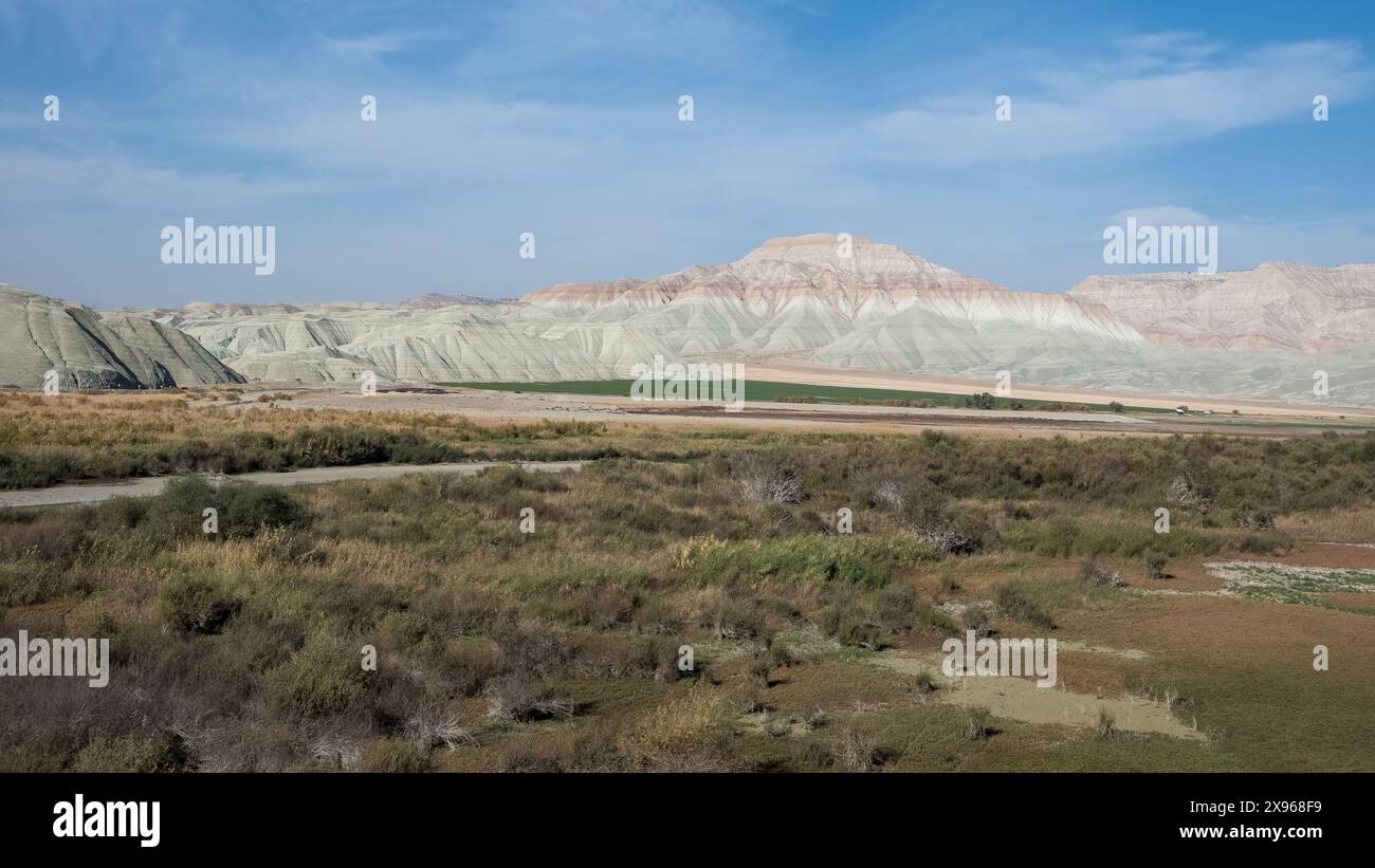 Vue des montagnes colorées de Nallıhan depuis Davutoglan, un quartier dans le district de Nallıhan, province d'Ankara, Anatolie, Turquie, Eurasie Banque D'Images