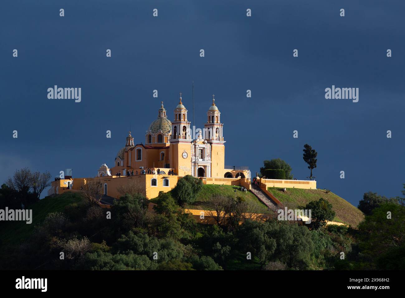 Temps de tempête, Church de Nuestra Senora de los Remedios, sur Pyramide de Tlachihualtepetl, Cholula, État de Puebla, Mexique, Amérique du Nord Banque D'Images