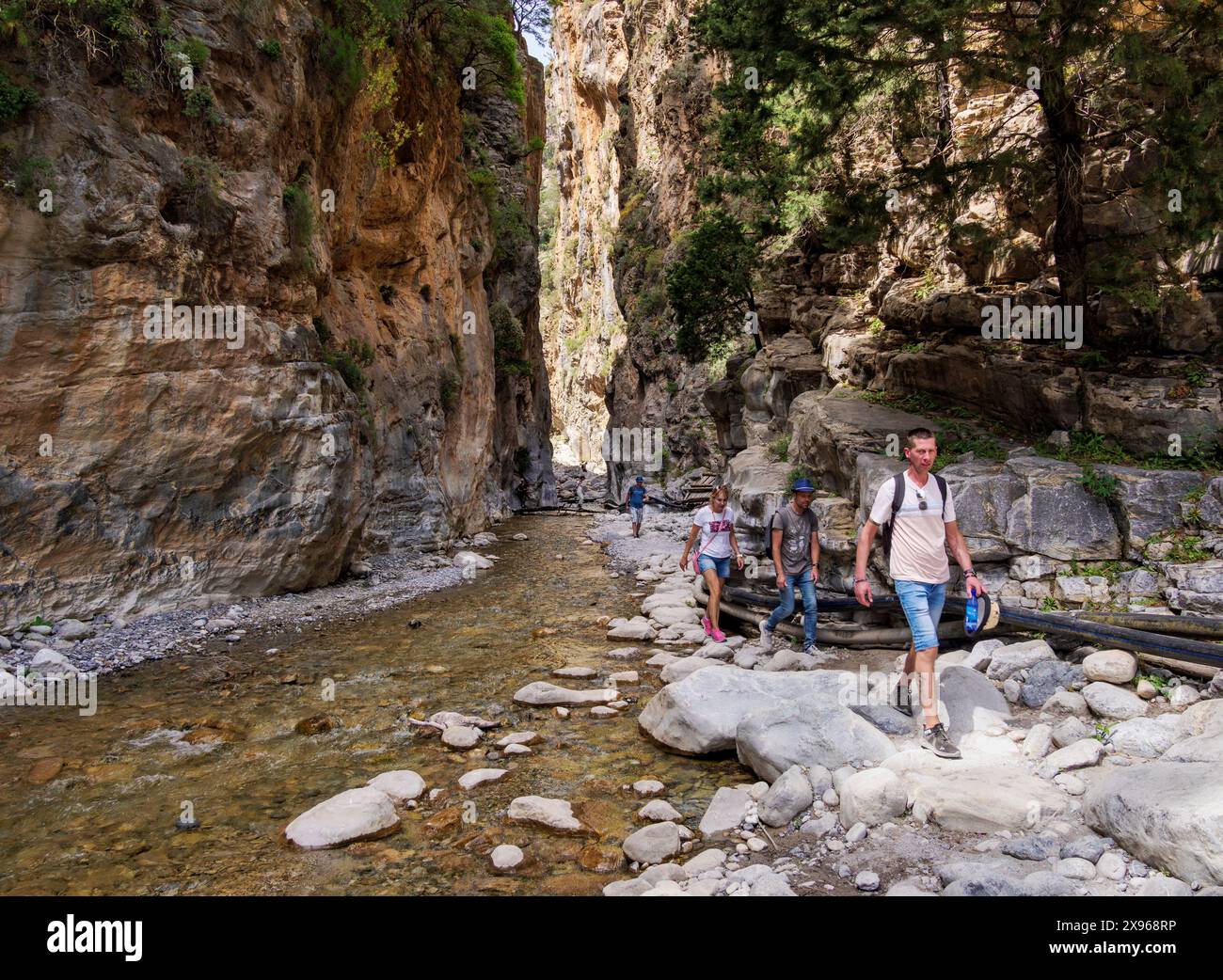 Les gens trekking à travers les portes, gorge de Samaria, région de la Canée, Crète, îles grecques, Grèce, Europe Banque D'Images