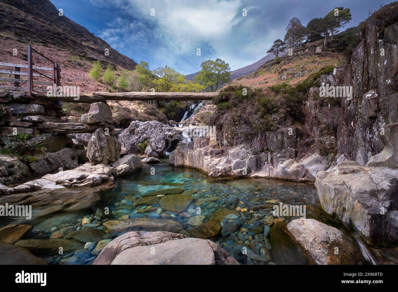 Stone Slab Packhorse Bridge sur Afon Cwm Llan, Cwm Llan, The Watkin Path, Snowdonia National Park (Eryri), Nord du pays de Galles, Royaume-Uni, Europe Banque D'Images