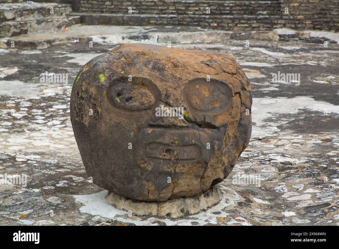 Tête de pierre caverne fabriquée par des peuples indigènes, zone archéologique de Cholula, Cholula, État de Puebla, Mexique, Amérique du Nord Banque D'Images