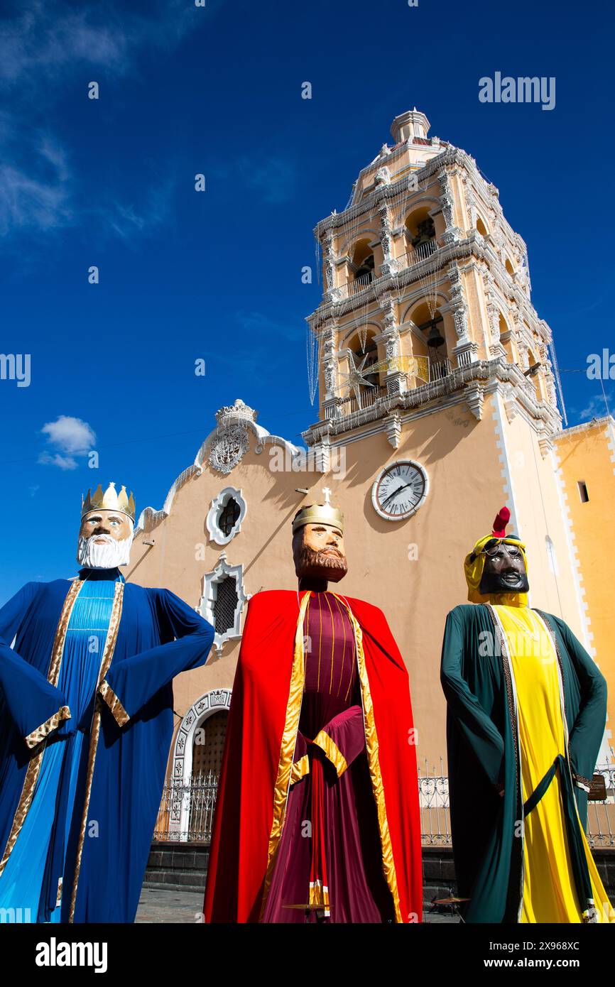 Statues d'hommes sages au premier plan, église Santa Maria de la Natividad, 1644, Atlixco, Pueblos Magicos, État de Puebla, Mexique, Amérique du Nord Banque D'Images