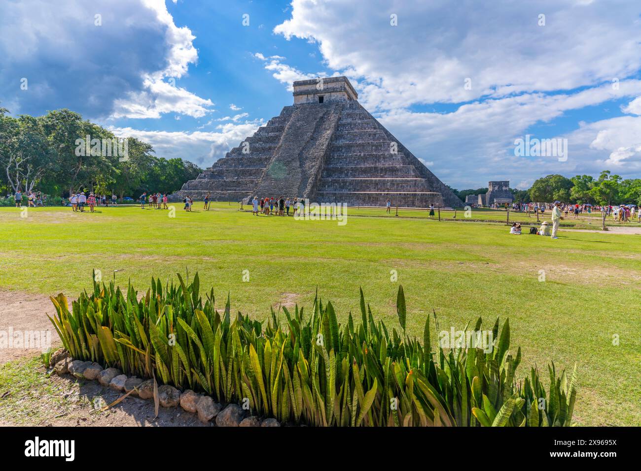 Vue de El Castillo (la pyramide de Kukulkan), ruine maya, Chichen Itza, site du patrimoine mondial de l'UNESCO, État du Yucatan, péninsule du Yucatan, Mexique, Nord A Banque D'Images
