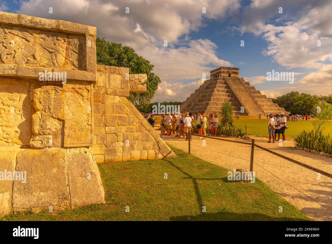 Vue de El Castillo (la pyramide de Kukulkan), ruine maya, Chichen Itza, site du patrimoine mondial de l'UNESCO, État du Yucatan, péninsule du Yucatan, Mexique, Nord A Banque D'Images