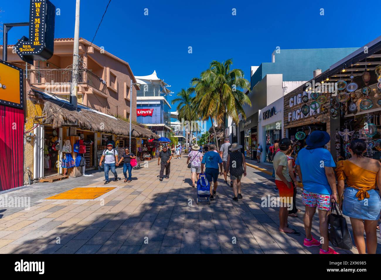Vue des magasins sur la 5ème Avenue, Playa del Carmen, Côte des Caraïbes, péninsule du Yucatan, Riviera Maya, Mexique, Amérique du Nord Banque D'Images