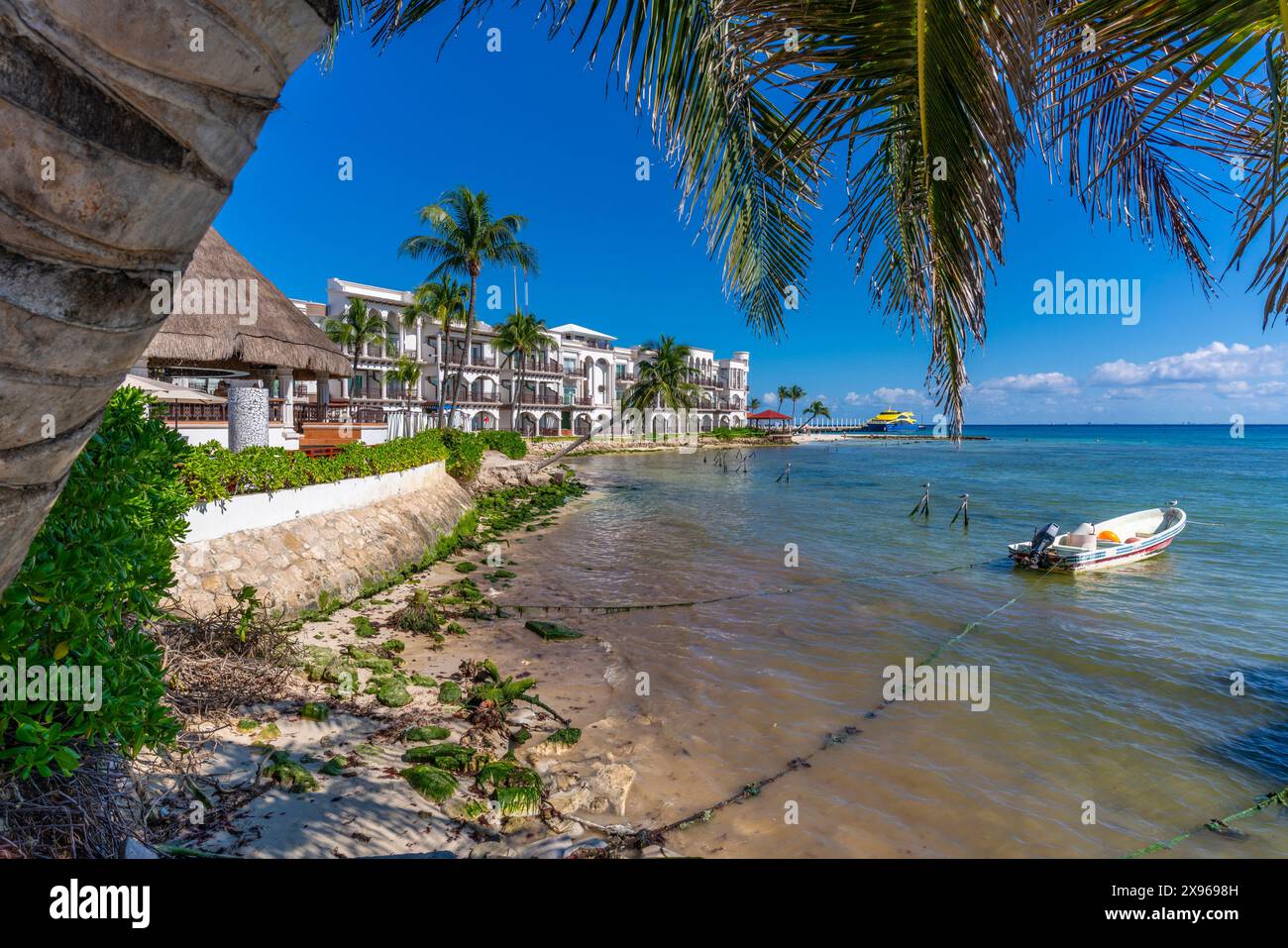 Vue de petit bateau dans le port, Playa del Carmen, Côte des Caraïbes, péninsule du Yucatan, Riviera Maya, Mexique, Amérique du Nord Banque D'Images