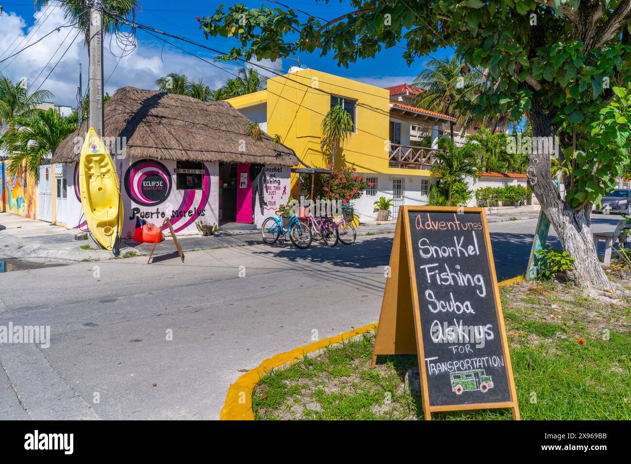 Vue de magasin coloré à Puerto Morelos, Côte des Caraïbes, péninsule du Yucatan, Riviera Maya, Mexique, Amérique du Nord Banque D'Images Vue de magasin coloré à Puerto Morelos, Côte des Caraïbes, péninsule du Yucatan, Riviera Maya, Mexique, Amérique du Nord Banque D'Images