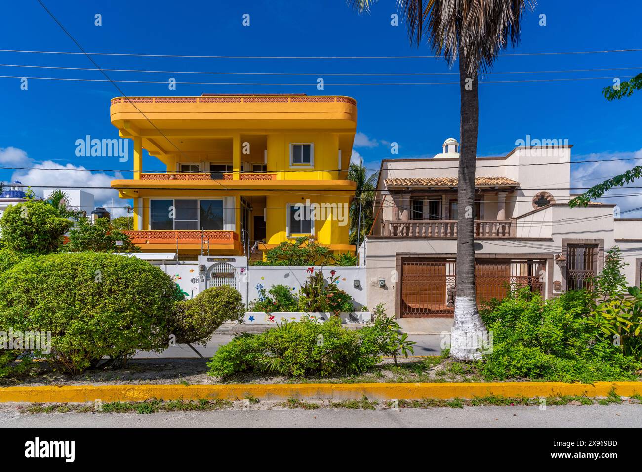 Vue de la propriété colorée à Puerto Morelos, Côte des Caraïbes, péninsule du Yucatan, Riviera Maya, Mexique, Amérique du Nord Banque D'Images Vue de la propriété colorée à Puerto Morelos, Côte des Caraïbes, péninsule du Yucatan, Riviera Maya, Mexique, Amérique du Nord Banque D'Images