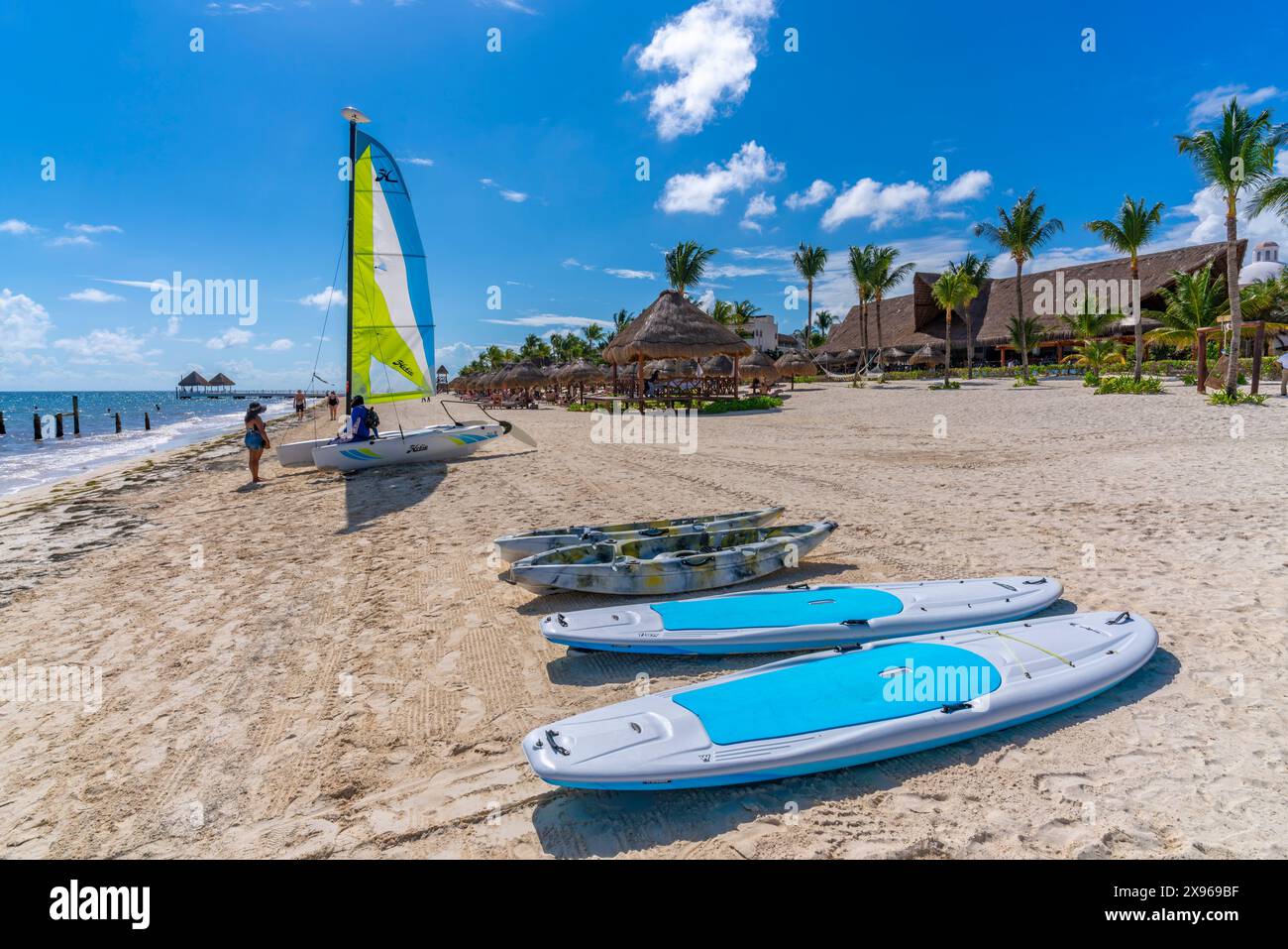 Vue de l'équipement de sports nautiques sur la plage de Puerto Morelos, Côte des Caraïbes, péninsule du Yucatan, Riviera Maya, Mexique, Amérique du Nord Banque D'Images