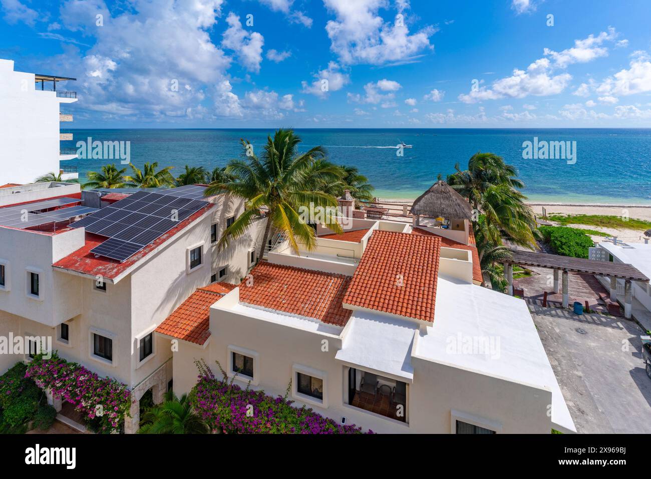 Vue surélevée de la plage et de la mer à Puerto Morelos, Côte des Caraïbes, péninsule du Yucatan, Riviera Maya, Mexique, Amérique du Nord Banque D'Images