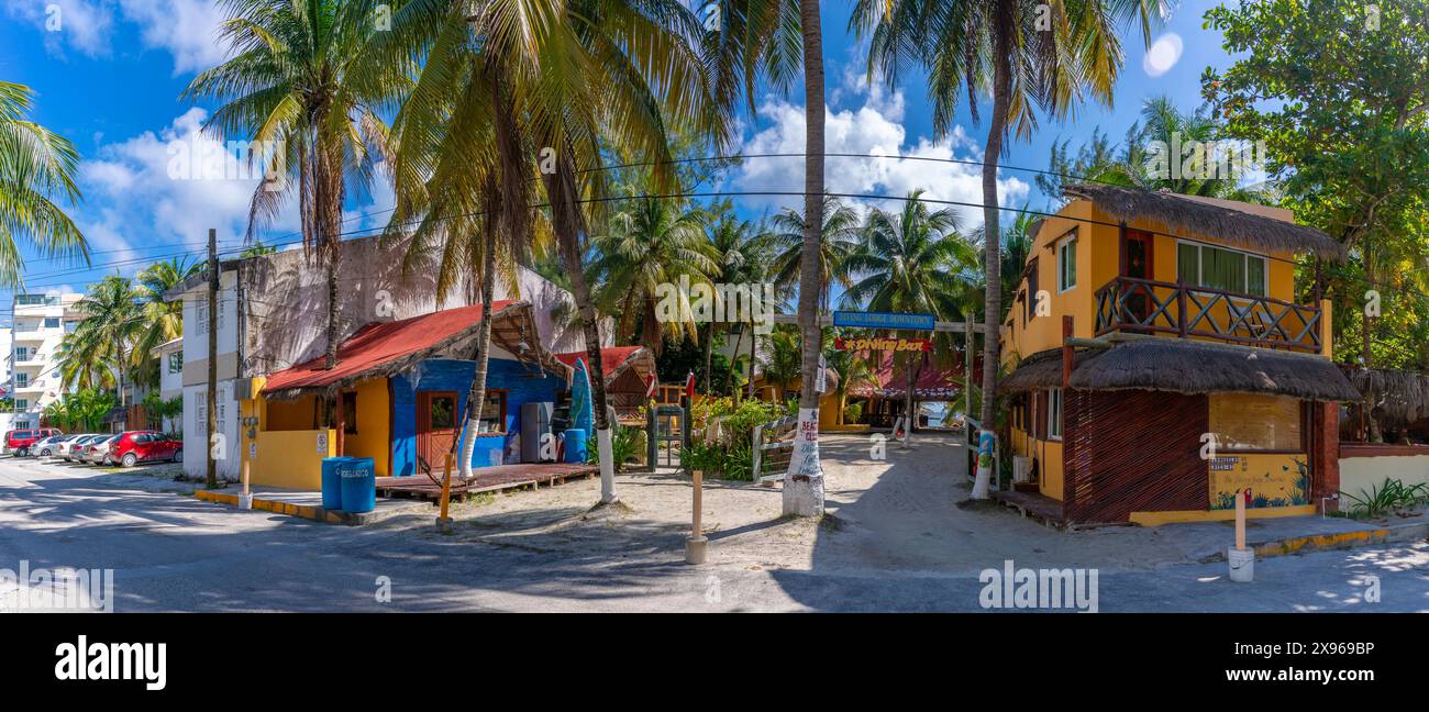 Vue du bar coloré à Puerto Morelos, Côte des Caraïbes, péninsule du Yucatan, Riviera Maya, Mexique, Amérique du Nord Banque D'Images Vue du bar coloré à Puerto Morelos, Côte des Caraïbes, péninsule du Yucatan, Riviera Maya, Mexique, Amérique du Nord Banque D'Images