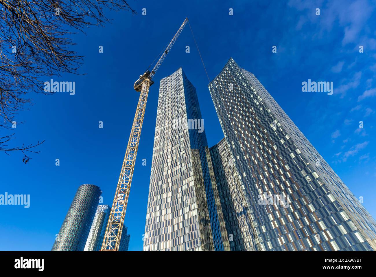 Vue des immeubles à appartements à Deansgate et Crane, Manchester, Lancashire, Angleterre, Royaume-Uni, Europe Banque D'Images