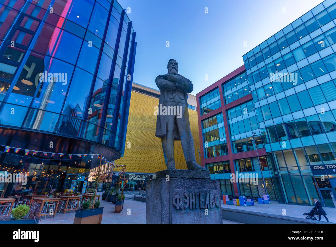 Vue de la statue de Friedrich Engels à Tony Wilson place, Manchester, Lancashire, Angleterre, Royaume-Uni, Europe Banque D'Images