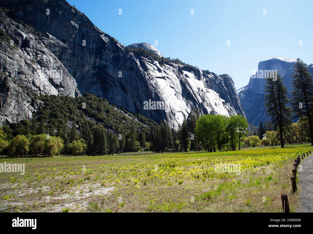 Royal Arches and North Dome Above, un dôme de granit dans le parc national de Yosemite, Californie. ÉTATS-UNIS Banque D'Images