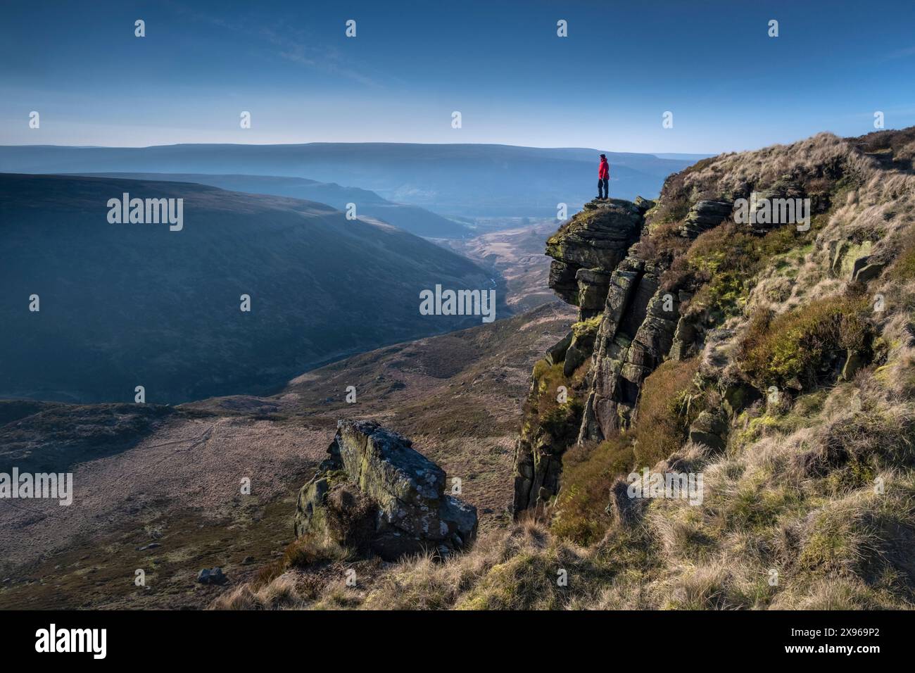 Walker surplombant la vallée de Crowden Great Brook depuis Laddow Rocks, Peak District National Park, Derbyshire, Angleterre, Royaume-Uni, Europe Banque D'Images