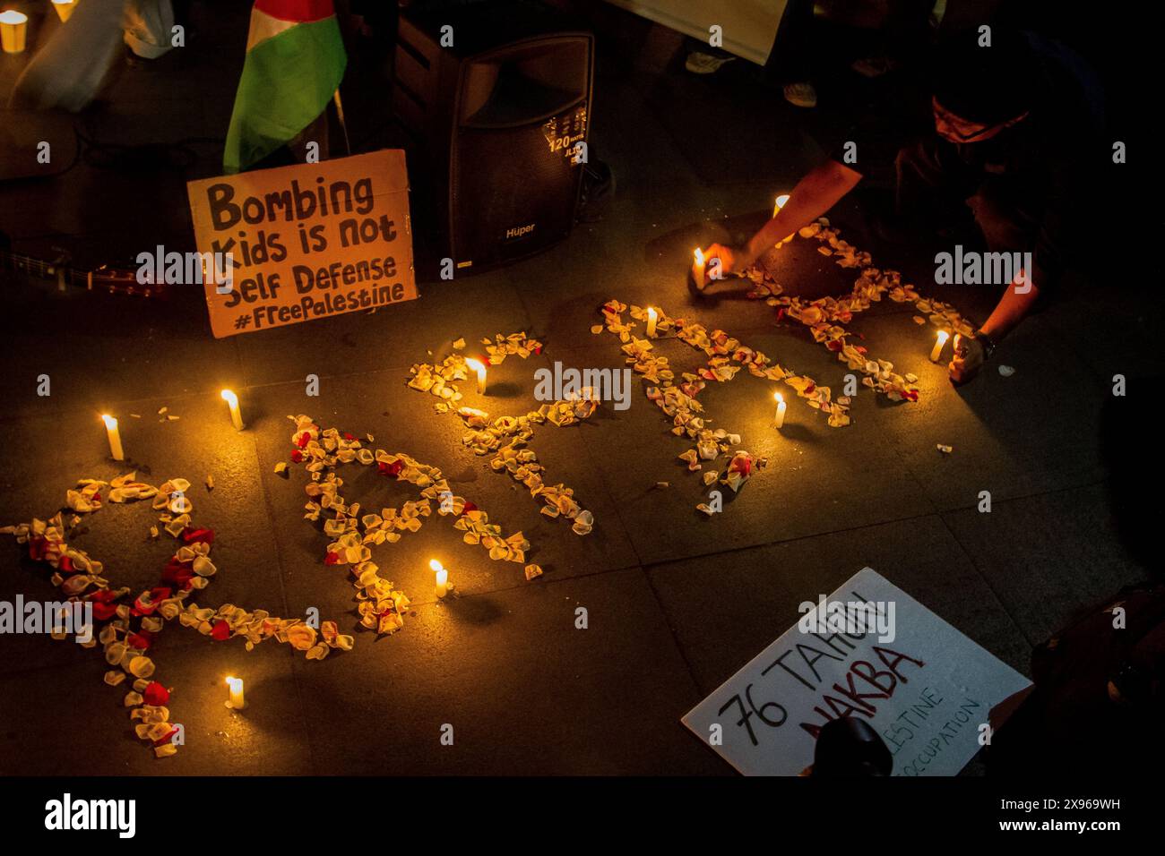 Bandung, Java occidental, Indonésie. 29 mai 2024. Les gens prient et allument des bougies comme une forme de solidarité et de soutien pour le peuple palestinien de Bandung. Art solidarité pour la Palestine condamne les frappes aériennes israéliennes visant le camp de réfugiés de Rafah dans le sud de Gaza, qui ont fait des dizaines de morts et de blessés, dont des enfants, et propose le 26 mai 2024 comme Journée internationale de deuil. (Crédit image : © Algi Febri Sugita/ZUMA Press Wire) USAGE ÉDITORIAL SEULEMENT! Non destiné à UN USAGE commercial ! Banque D'Images