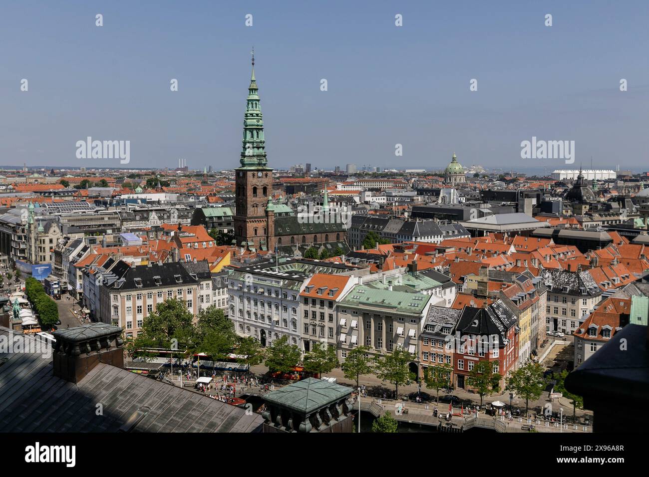 25 mai 2024, Copenhague, Danemark : une vue depuis la Tour Christiansborg, située dans le bâtiment du Parlement danois, jusqu'au quartier Gammel Strand et à la Nikolaj Art Gallery Ã±, un musée d'art contemporain installé dans une église convertie. Copenhague se classe au quatrième rang mondial dans l'enquête Mercer 2023 sur la qualité de vie. Une économie stable, d'excellents services éducatifs et une sécurité sociale élevée le rendent attrayant pour les habitants et les touristes. Copenhague est également l'une des villes les plus chères du monde et une destination touristique populaire. (Crédit image : © Volha Shukaila/SOPA images via ZUMA Press Wire) USAGE ÉDITORIAL SEULEMENT! Banque D'Images