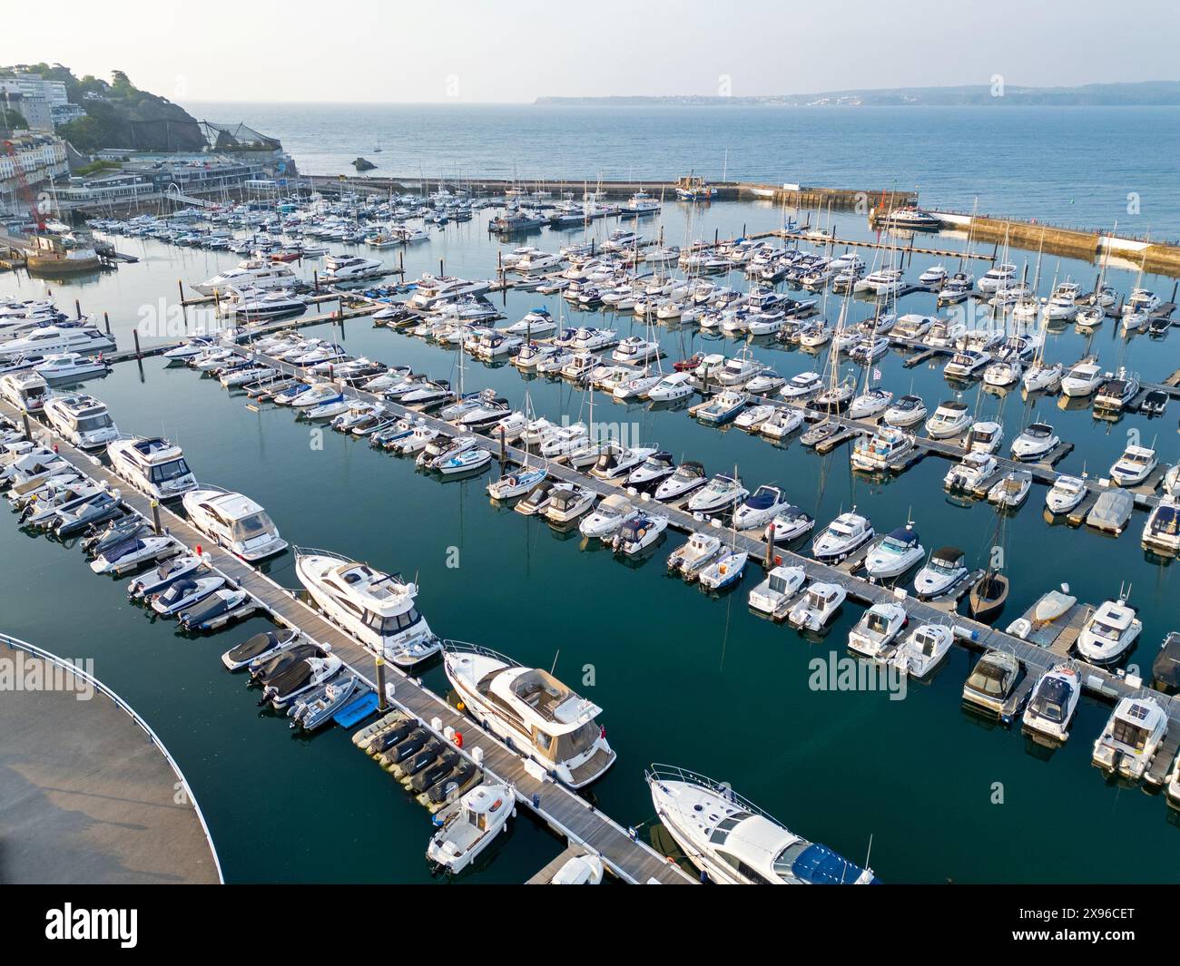 Vue aérienne de Torquay Marina et du port de Torbay, la Riviera anglaise avec Berry Head en arrière-plan Banque D'Images