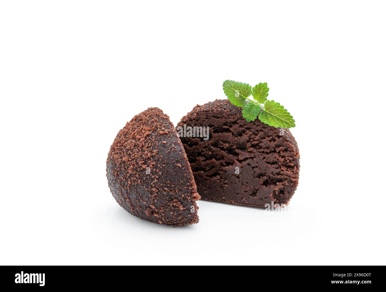 Truffes maison recouvertes de poudre de cacao isolé sur blanc Banque D'Images