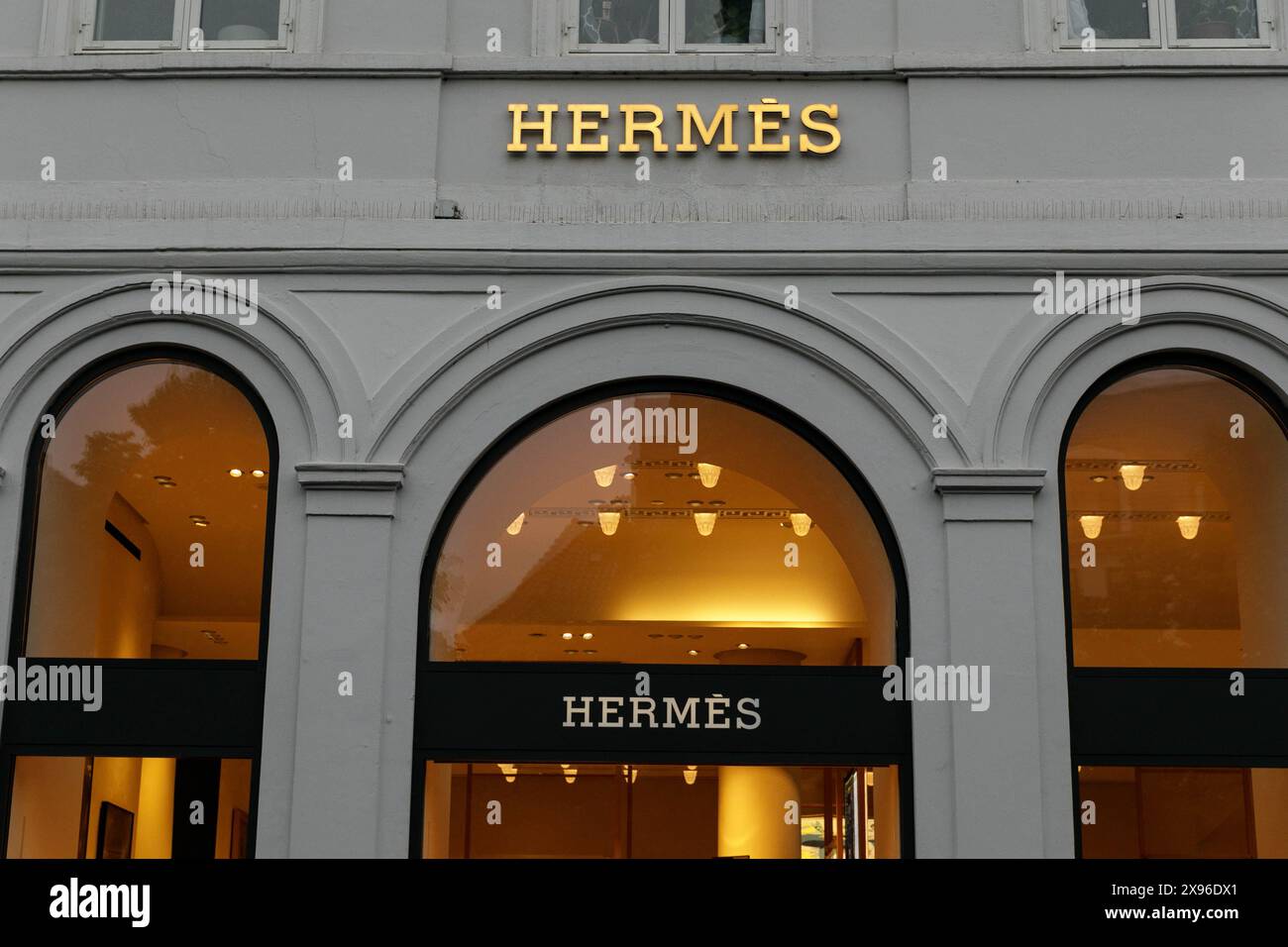 Copenhague, Danemark. 23 mai 2024. Le logo Hermes est visible sur le magasin de la marque, situé dans le centre de Copenhague. Hermès International S.A. est une maison de design de luxe française. (Photo de Volha Shukaila/SOPA images/Sipa USA) crédit : Sipa USA/Alamy Live News Banque D'Images