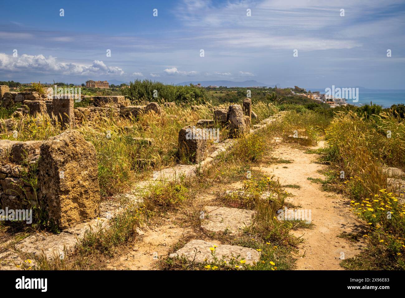 Marinella di Selinunte et Temple E vus de l'acropole de Selinunte, Sicile Banque D'Images
