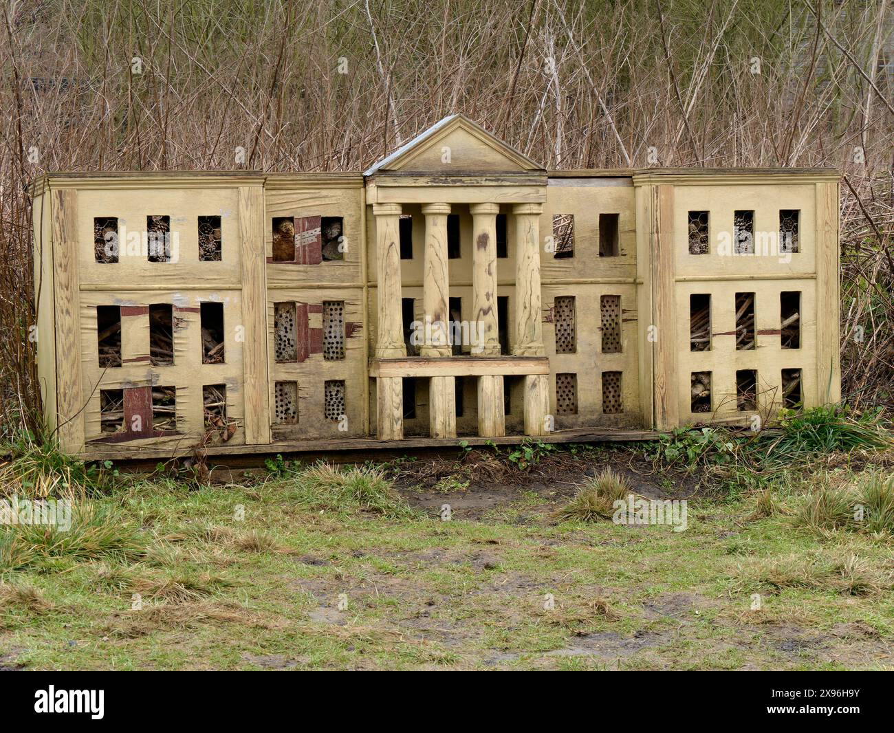 Une maison de faune / insectes / insectes / hôtel conçu comme un modèle miniature d'une maison seigneuriale anglaise, Calke Abbey, Derbyshire, Angleterre, Royaume-Uni Banque D'Images