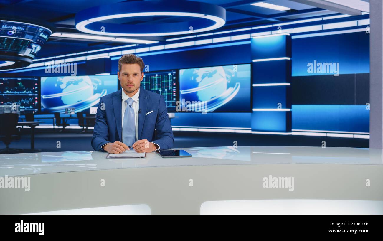 Début du programme de télévision Evening News : présentateur présentateur présentateur sur les affaires, l'économie, la science, la politique. Télévision câblée Anchorman parle. Broadcast Network Newsroom Studio. Banque D'Images