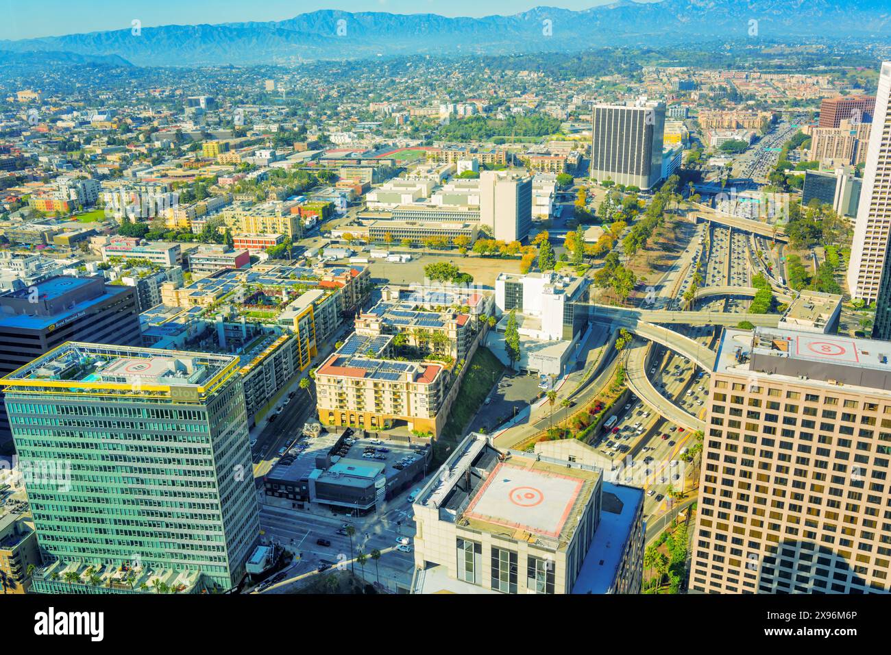 Los Angeles, Californie - 12 avril 2024 : paysage urbain du centre-ville de Los Angeles le long de la Harbor Freeway Banque D'Images