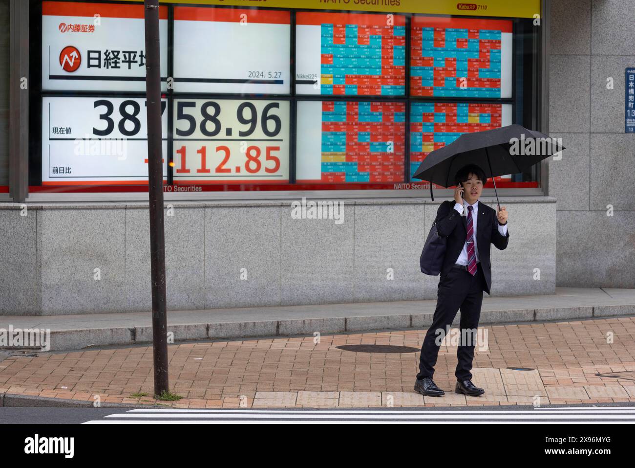 Tokyo, Japon. 27 mai 2024. Homme d'affaires se tient devant une vue en direct de l'indice Nikkei 225. (Photo de Stanislav Kogiku/SOPA images/Sipa USA) crédit : Sipa USA/Alamy Live News Banque D'Images