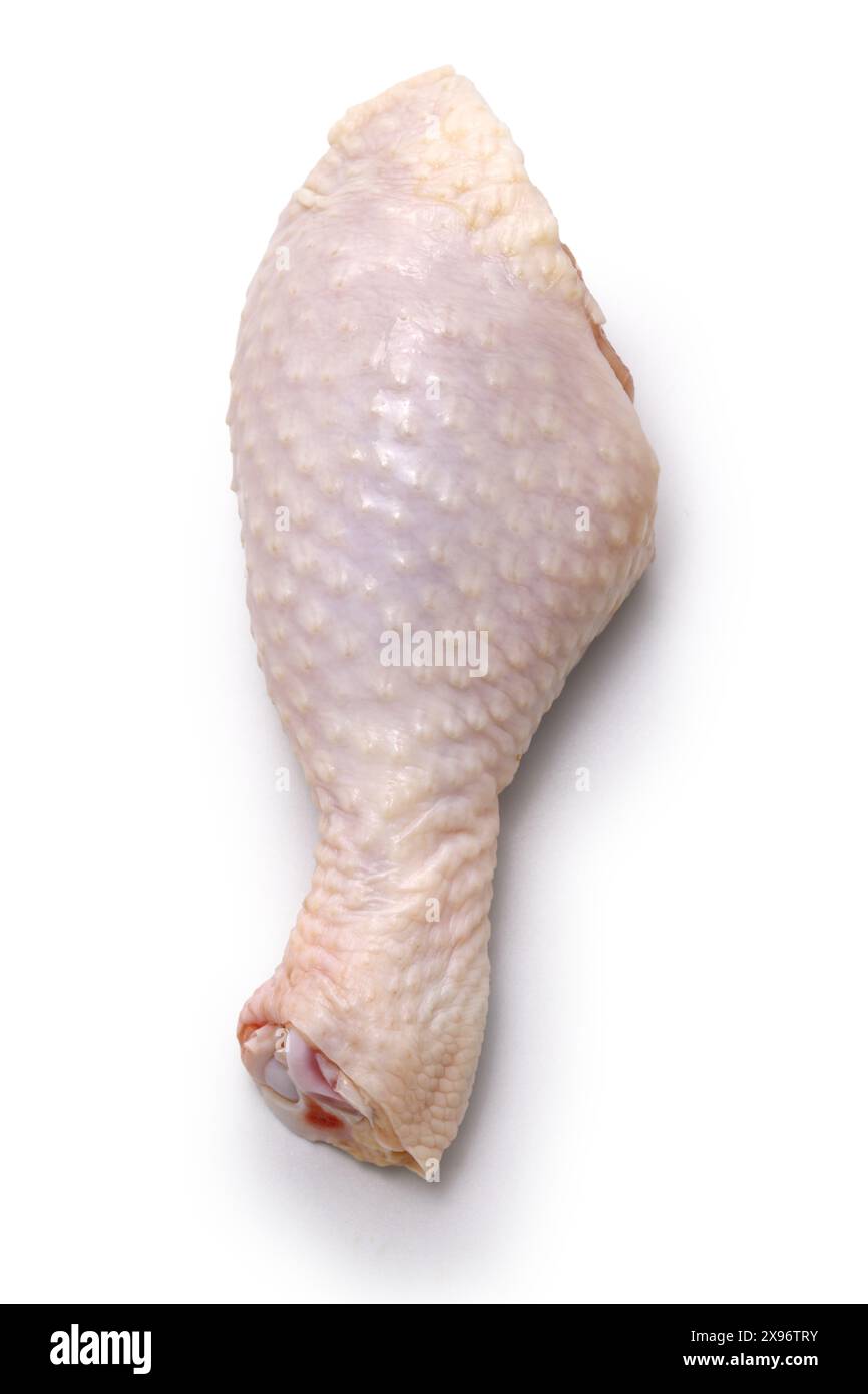 pilons de poulet crus isolés sur un fond blanc Banque D'Images