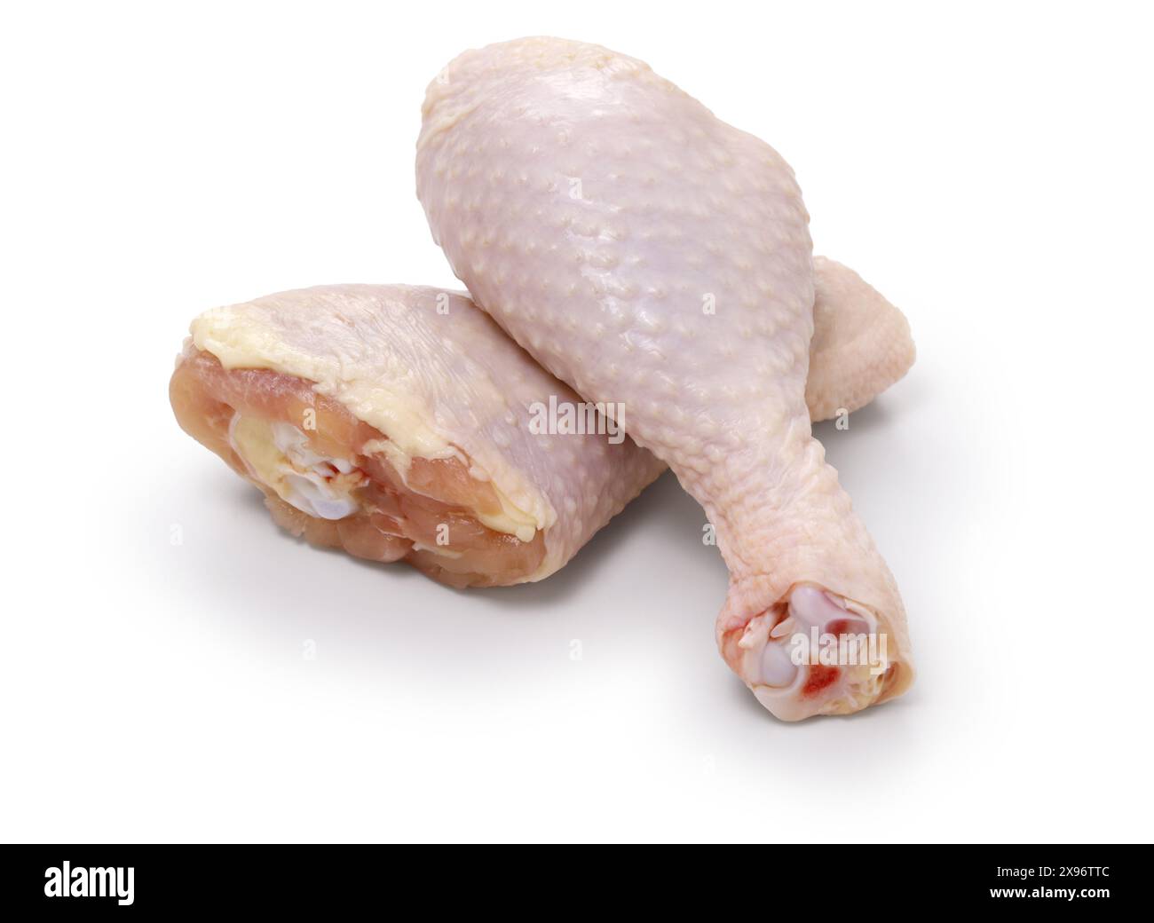 pilons de poulet crus isolés sur un fond blanc Banque D'Images
