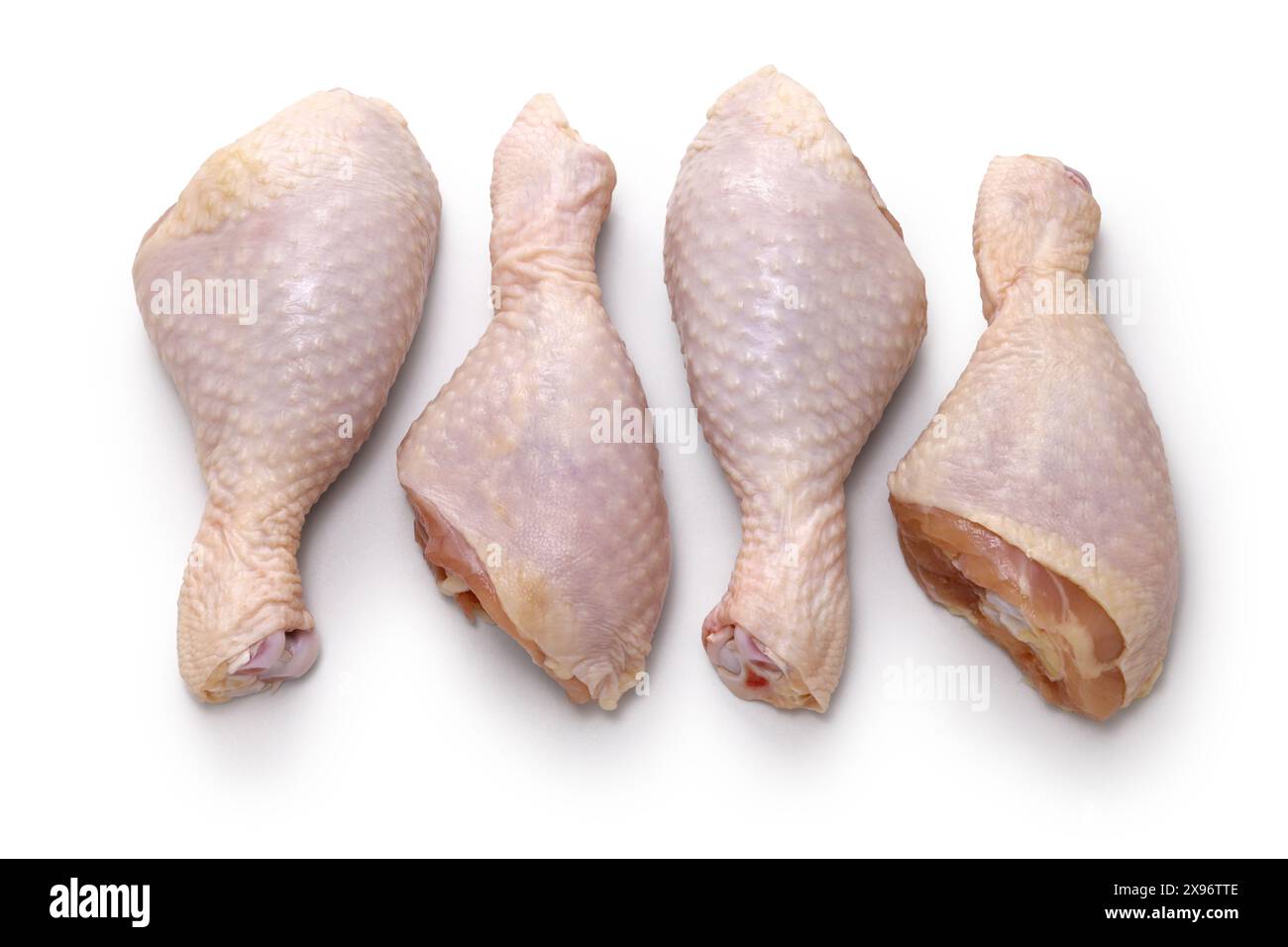 pilons de poulet crus isolés sur un fond blanc Banque D'Images