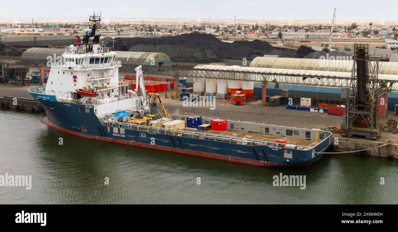 Cargo amarré au port industriel, vue aérienne Banque D'Images