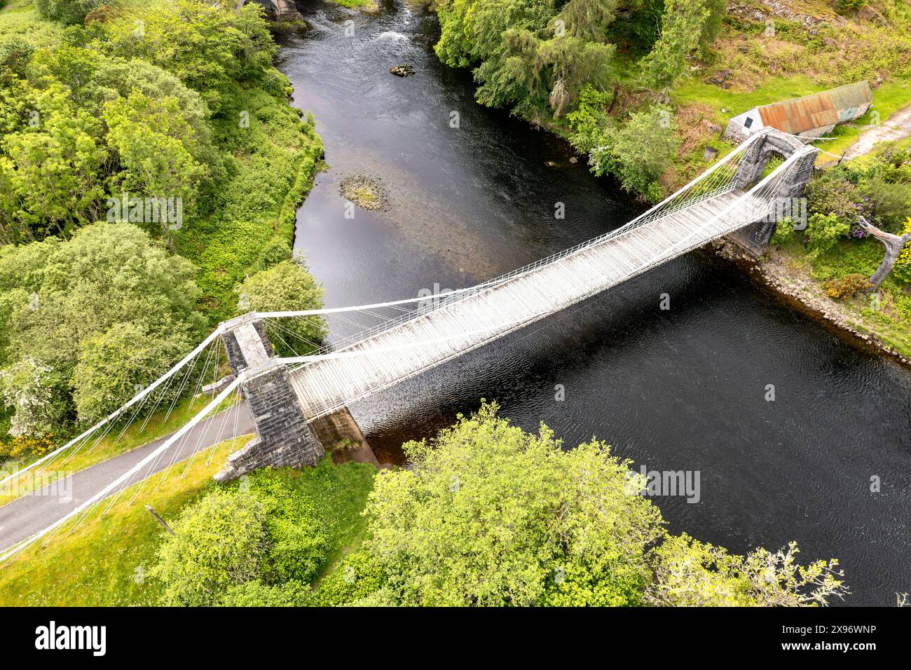 Pont d'Oich également connu sous le nom de pont Victoria, Aberchalder un pont suspendu blanc sur la rivière Oich Scotland Banque D'Images