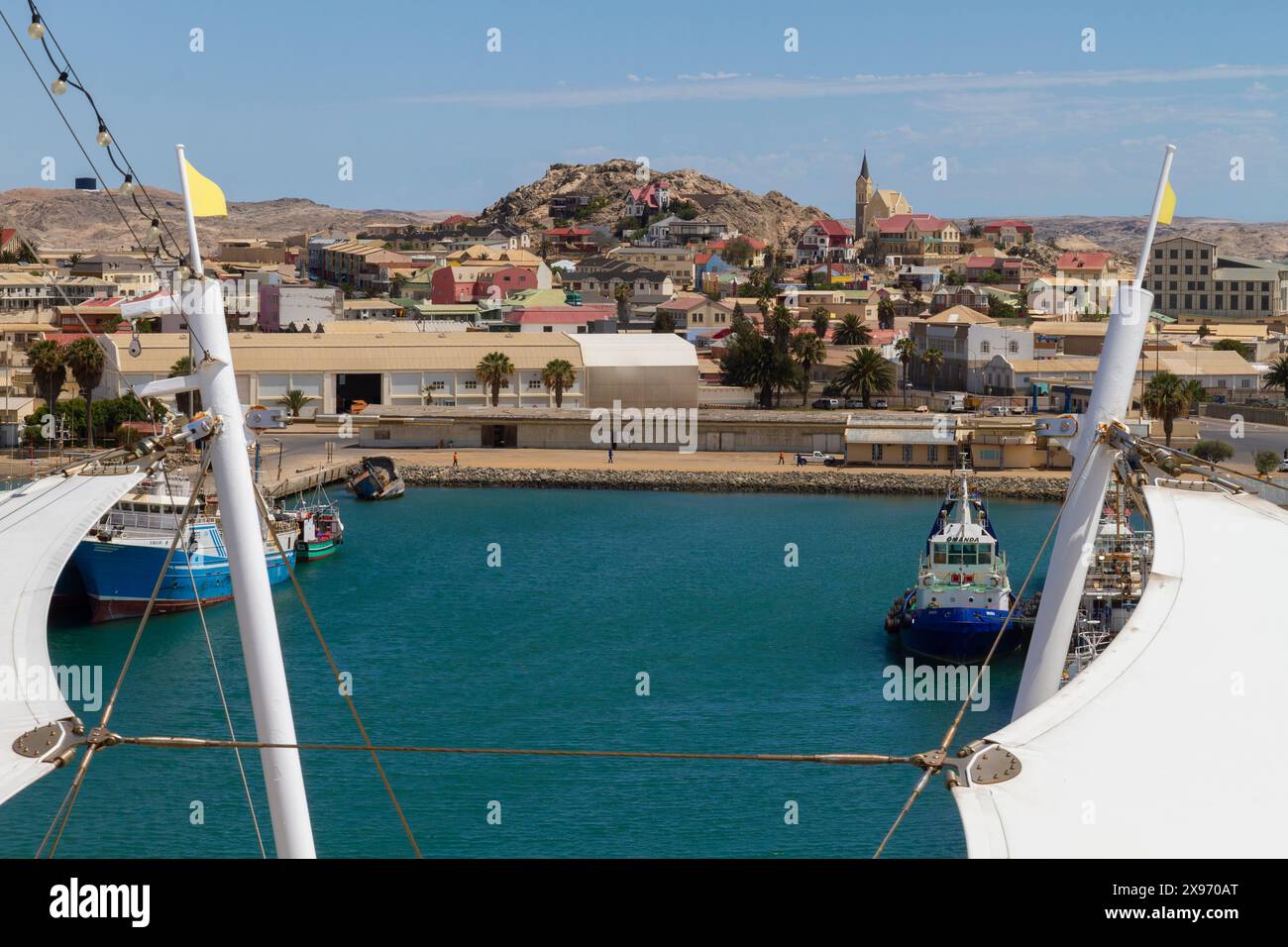 Vue sur le port de Lüderitz depuis un bateau de croisière Banque D'Images