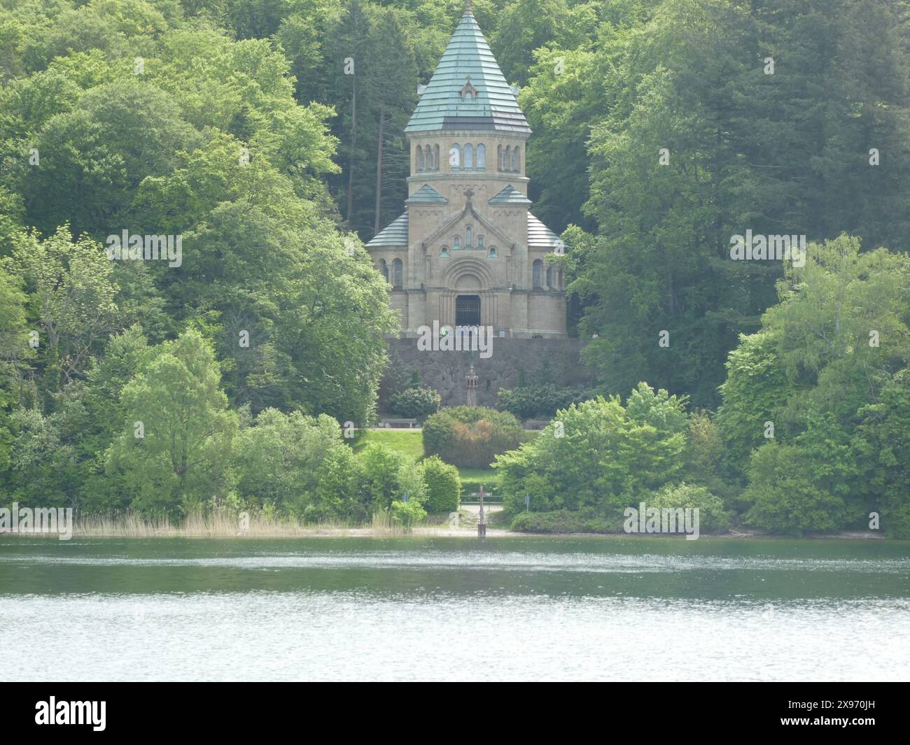 Sterbeort Ludwig II. von Bayern Votivkirche und Gedenkkreuz am Sterbeort von Ludwig II. von Bayern, *** Ludwig II de Bavière lieu de la mort Eglise votive et croix commémorative à l'endroit où Ludwig II de Bavière est mort, Copyright : xStopperx/xEibner-Pressefotox EP asr Banque D'Images