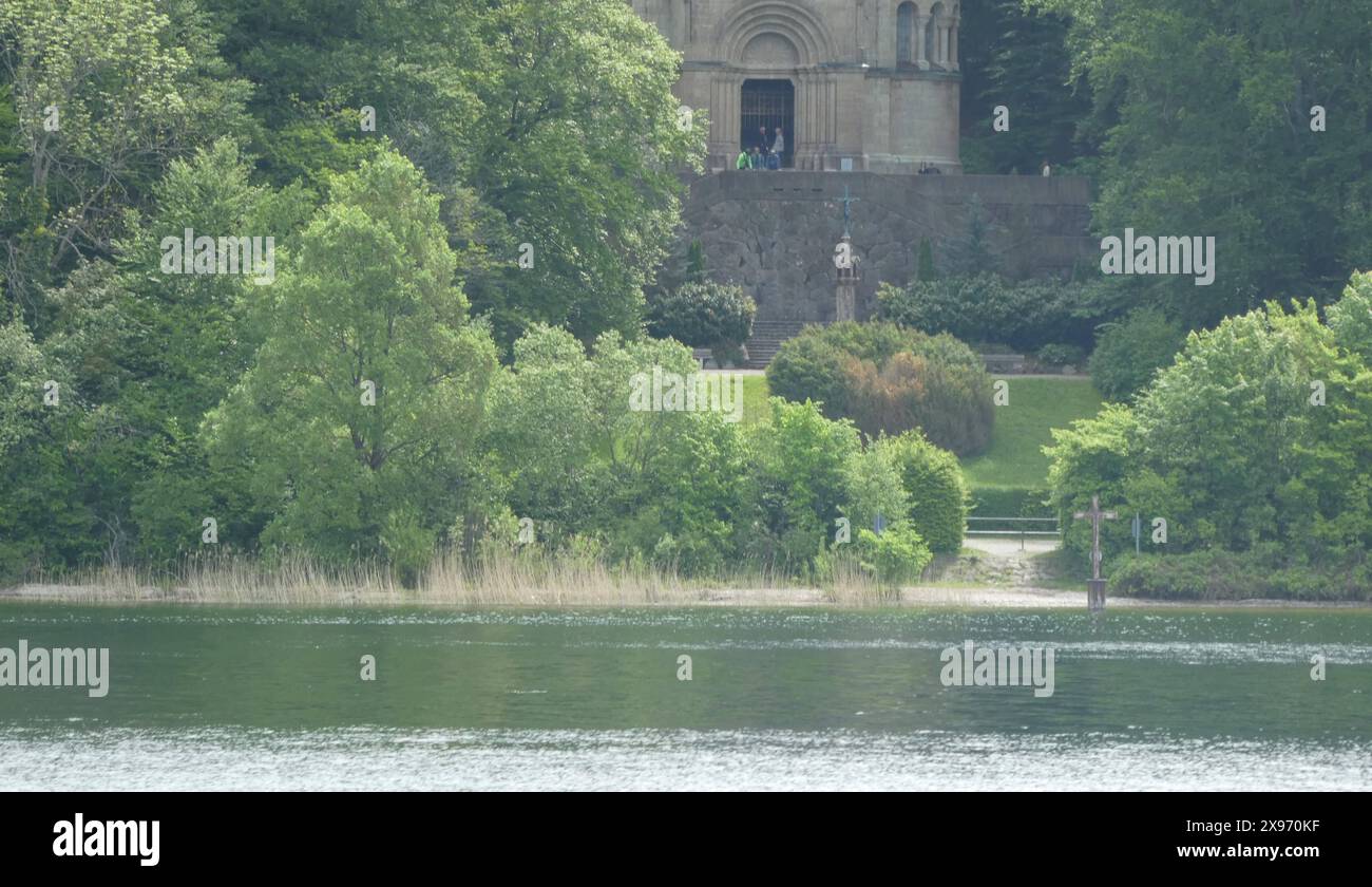 Sterbeort Ludwig II. von Bayern Votivkirche und Gedenkkreuz am Sterbeort von Ludwig II. von Bayern, *** Ludwig II de Bavière lieu de la mort Eglise votive et croix commémorative à l'endroit où Ludwig II de Bavière est mort, Copyright : xStopperx/xEibner-Pressefotox EP asr Banque D'Images