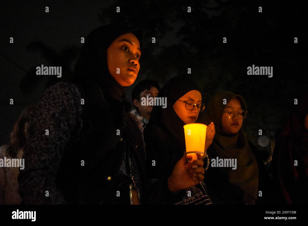 Bandung, Indonésie. 29 mai 2024. Des dizaines de personnes ont participé à la mise en marche d’une veillée aux chandelles et à la prière pour soutenir les Palestiniens devant le Monument Asie-Afrique à Bandung, Java occidental, Indonésie, le 29 mai 2024. Les membres de Solidarity Art for Palestine Bandung Spirit for Palestine condamnent les actions d'Israël dans la destruction des tentes de réfugiés à Rafah le 26 mai et proposent au gouvernement de commémorer le 26 mai comme Journée internationale de deuil pour la Palestine. (Photo de Dimas Rachmatsyah/Sipa USA) crédit : Sipa USA/Alamy Live News Banque D'Images