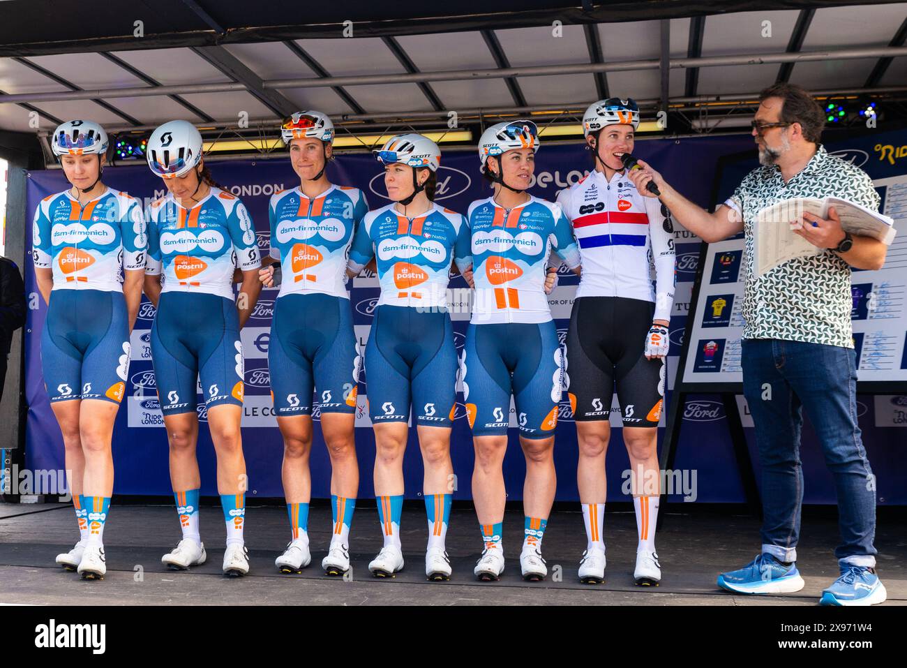 Coureurs de l'équipe DSM à la course cycliste Ford RideLondon classique Women's WorldTour 2024 deuxième étape à Maldon, Essex, Royaume-Uni Banque D'Images