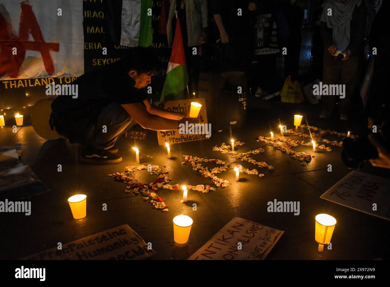 Bandung, Indonésie. 29 mai 2024. Un peuple a participé à allumer une veillée aux chandelles et à prier pour soutenir les Palestiniens devant le Monument Asie-Afrique à Bandung, Java occidental, Indonésie, le 29 mai 2024. Les membres de Solidarity Art for Palestine Bandung Spirit for Palestine condamnent les actions d'Israël dans la destruction des tentes de réfugiés à Rafah le 26 mai et proposent au gouvernement de commémorer le 26 mai comme Journée internationale de deuil pour la Palestine. (Photo de Dimas Rachmatsyah/Sipa USA) crédit : Sipa USA/Alamy Live News Banque D'Images