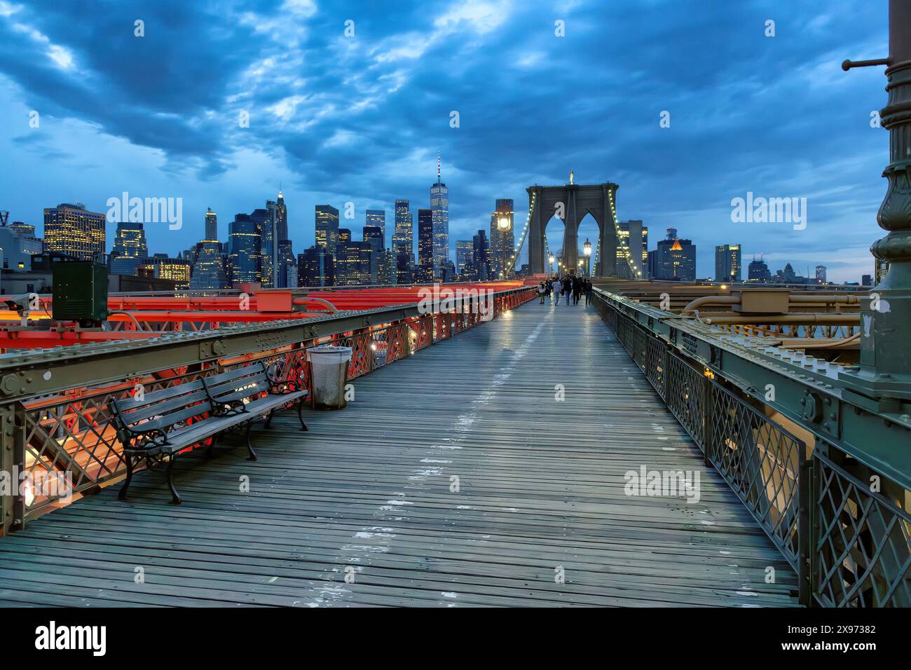 Pont de Brooklyn et gratte-ciel de Manhattan illuminés à Nigh Banque D'Images